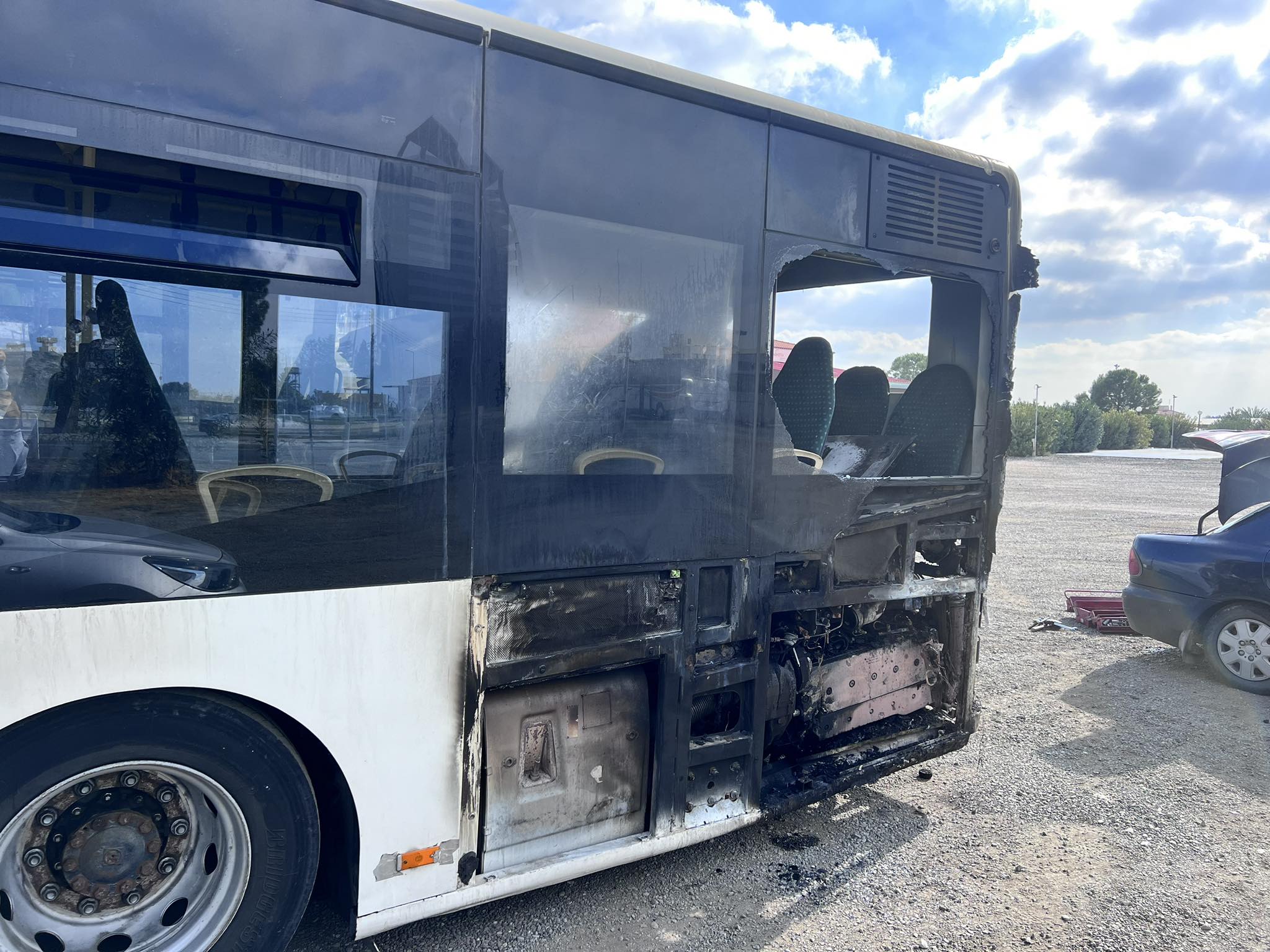 Πόσα αυτοκίνητα και πόσα λεωφορεία τυλίχθηκαν στις φλόγες εν κινήσει σ΄ένα χρόνο