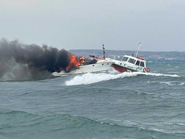 Πλήρως ελεγχόμενες οι πυρκαγιές στα σκάφη, θα ανελκυθούν στη στεριά (ΒΙΝΤΕΟ)