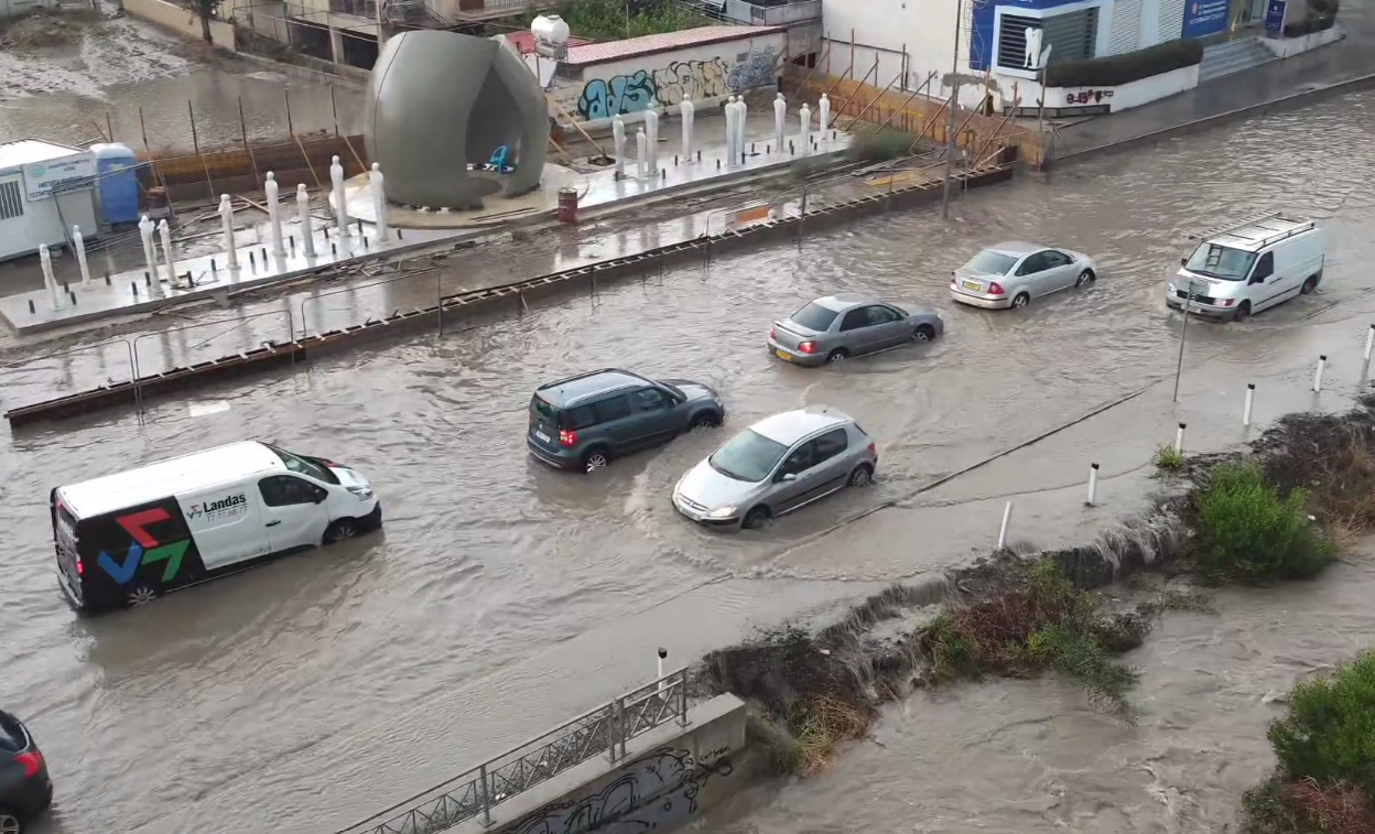 Δρόμοι ποτάμια στο κέντρο της πρωτεύουσας μετά τη νεροποντή (ΒΙΝΤΕΟ)