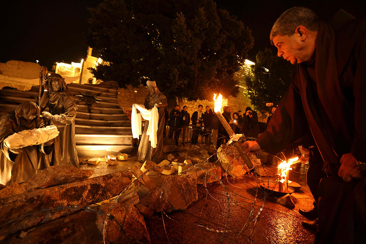 Μαύρες φιγούρες, και ένας Χριστός που φέτος γεννιέται στα ερείπια (ΒΙΝΤΕΟ)