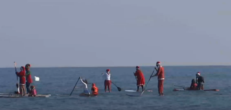 Σε ρυθμούς Χριστουγέννων η Κύπρος, παρέλαση Αγιοβασίληδων με SUP (ΒΙΝΤΕΟ)