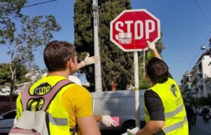 Γράφεις συνθήματα σε πινακίδες; Πως η πράξη σου θέτει σε κίνδυνο ανθρώπινες ζωές