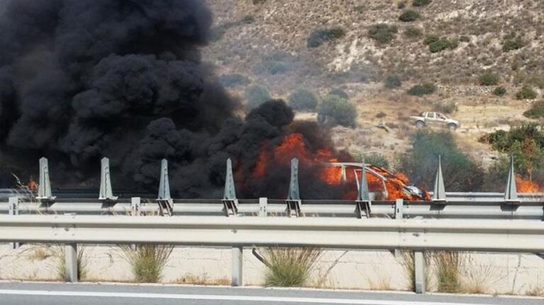 Στις φλόγες όχημα στον αυτοκινητόδρομο Λεμεσού-Λευκωσίας, προσοχή λένε οι Αρχές