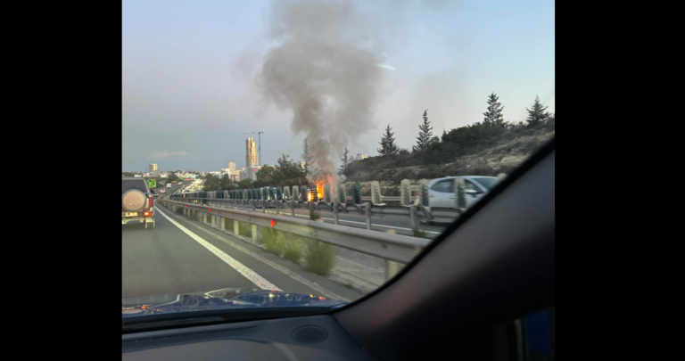 Όχημα τυλίχθηκε στις φλόγες στον αυτοκινητόδρομο Λευκωσίας-Λεμεσού (ΦΩΤΟ)