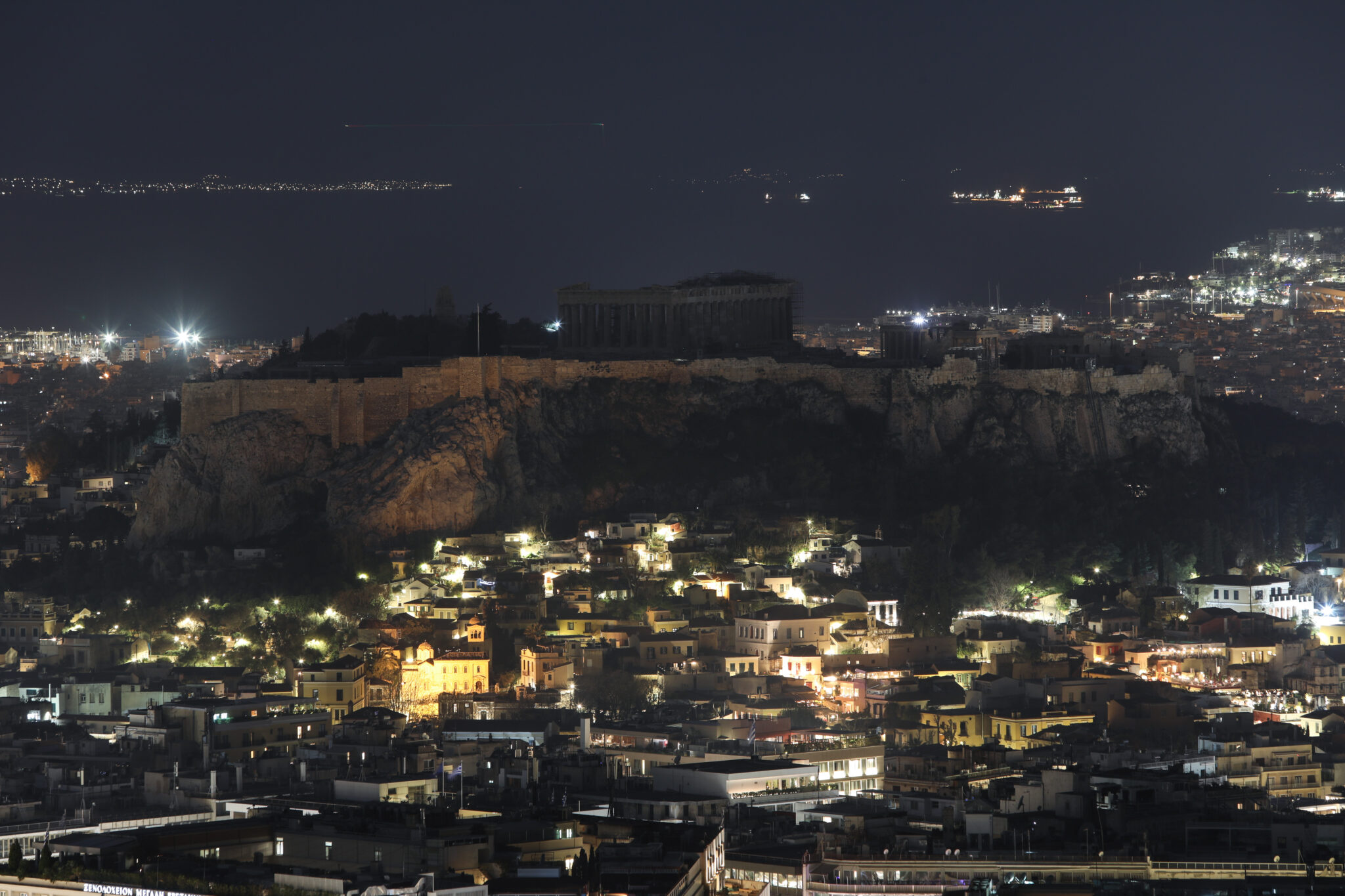 ΦΩΤΟ: Έσβησαν τα φώτα στον ιερό βράχο της Ακρόπολης για την Ώρα της Γης