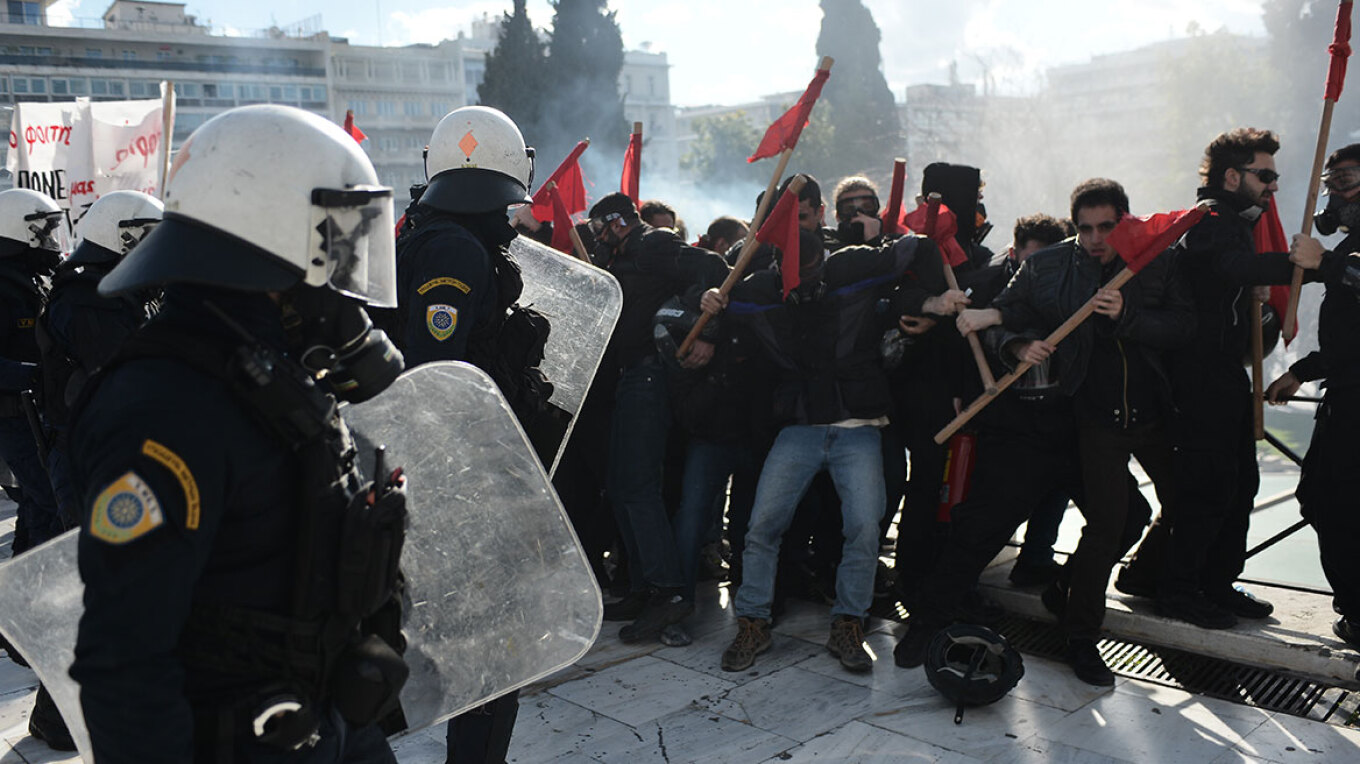 Νέος γύρος επεισοδίων στο Σύνταγμα στη διάρκεια του πανεκπαιδευτικού