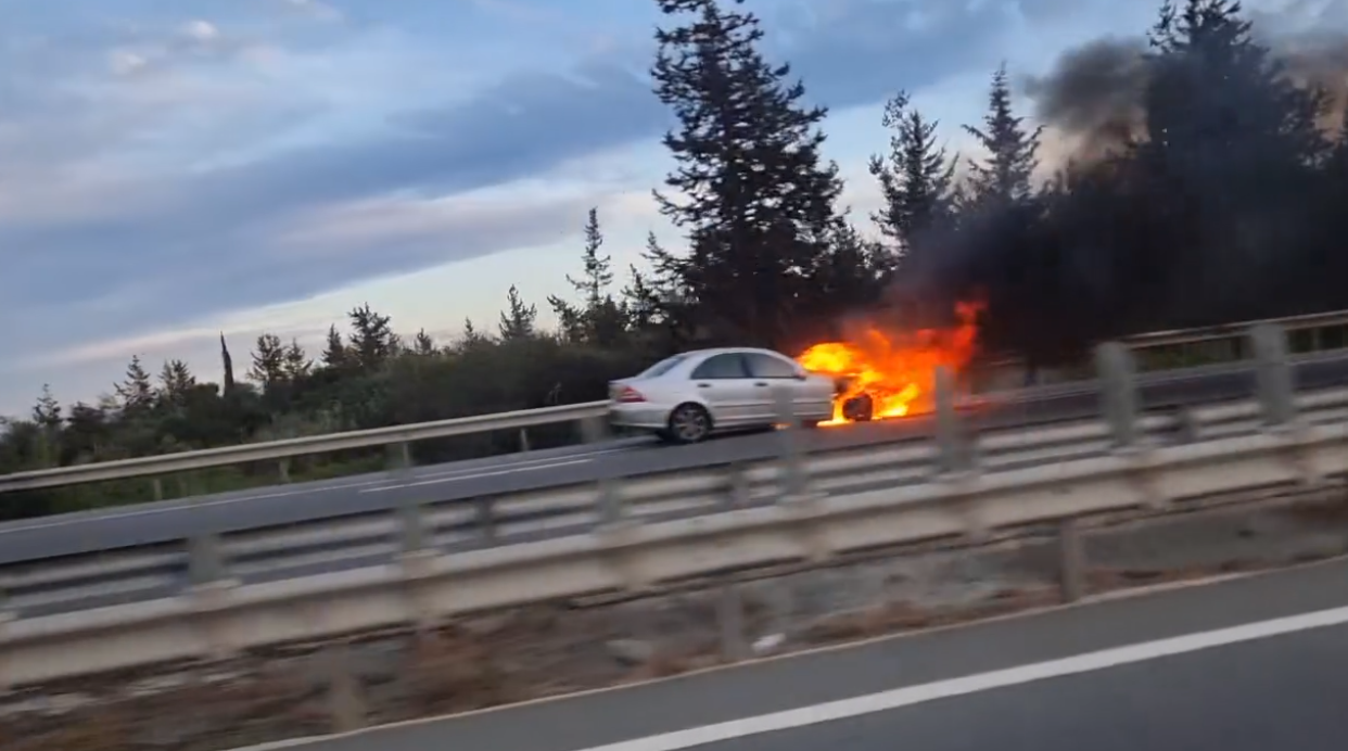 Στις φλόγες όχημα εν κινήσει προς Λεμεσό (ΦΩΤΟ)