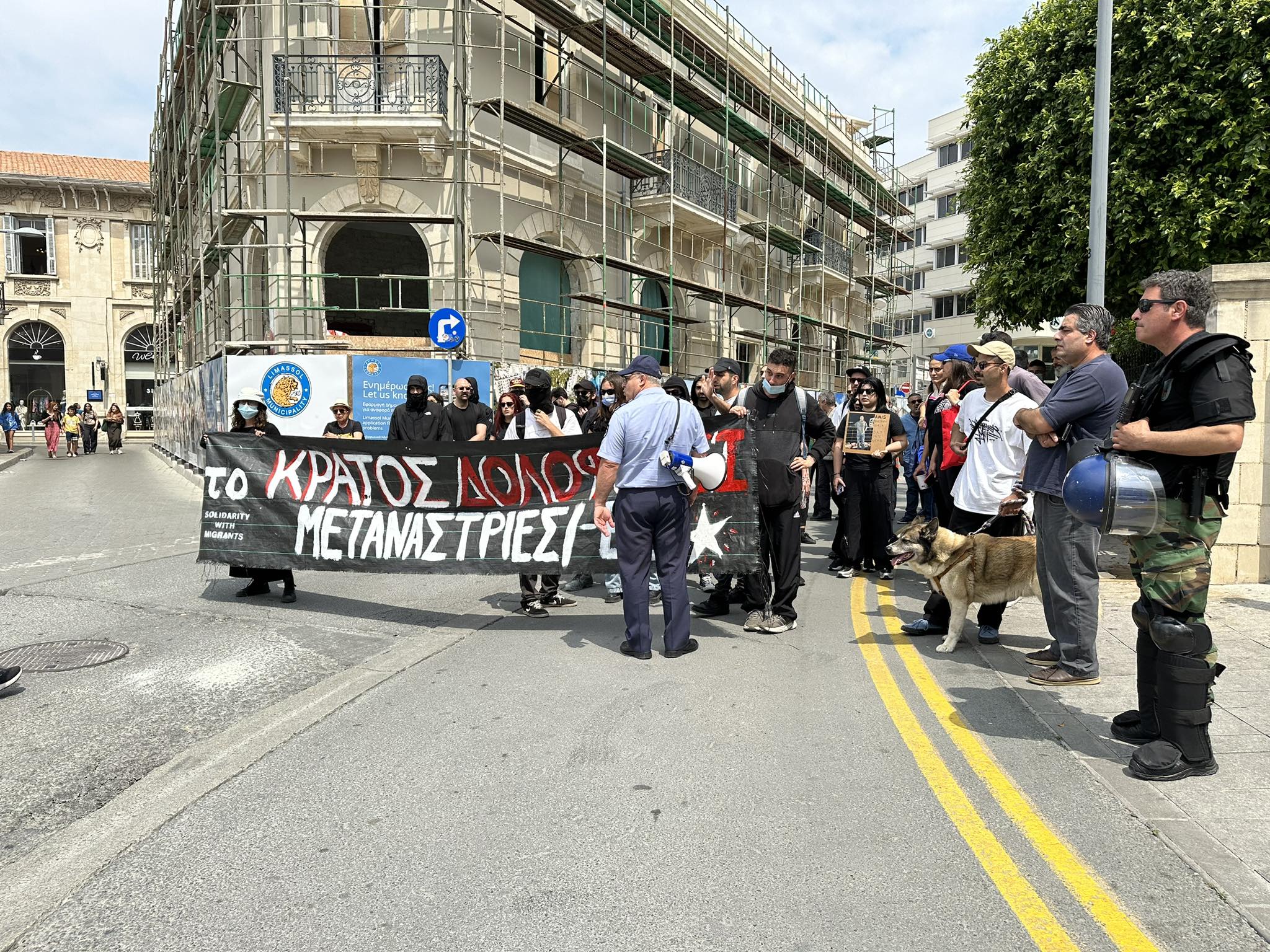 ΦΩΤΟ: Διαμαρτυρία για το θάνατο του 24χρονου που έπεσε από τον 5ο στη Λεμεσό