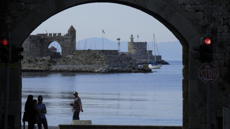 Ενεργοποιείται το Rodos Week για τους τουρίστες που βίωσαν τις πυρκαγιές το 2023