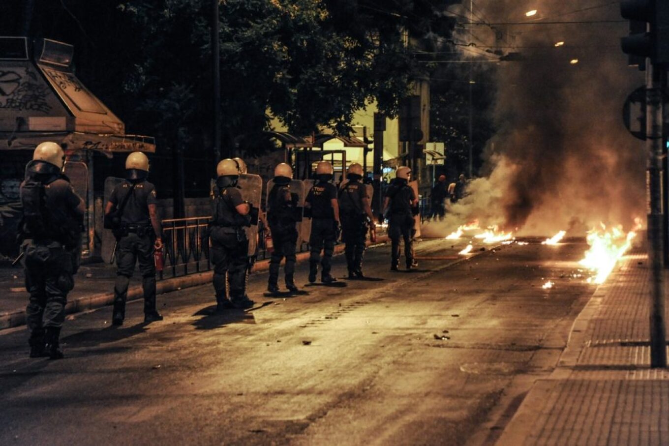 Εξάρχεια: Ομάδα 30 ατόμων έριξε βόμβες μολότοφ σε διμοιρία των ΜΑΤ