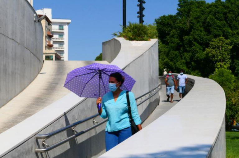 «Αγγίζει» τους 33 βαθμούς Κελσίου ο υδράργυρος, παραμένει η σκόνη