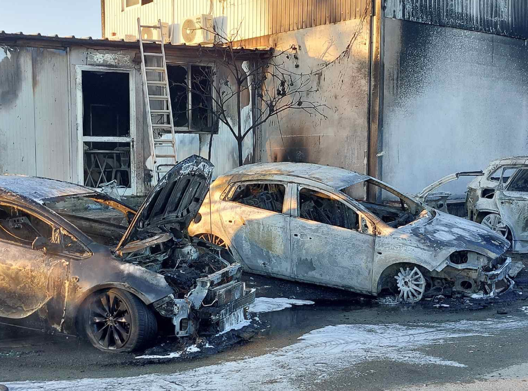 Επί ποδός η Πυροσβεστική: Ξέσπασε πυρκαγιά σε συνεργείο οχημάτων στη Λευκωσία