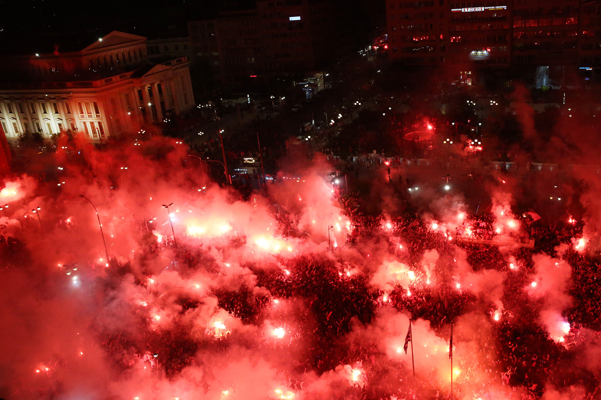 Πανζουρλισμός στο Δημοτικο Θέατρο Πειραιά για τον θριαμβευτή Ολυμπιακό