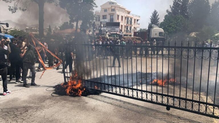 Στους δρόμους για δέκατη μέρα οι Τουρκοκύπριοι κτηνοτρόφοι