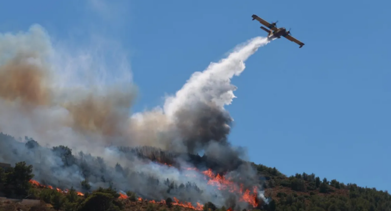 «Η δυσκολότερη μέρα»: Πύρινη κόλαση στην Ελλάδα, μάχη σε πολλαπλά μέτωπα (VID)