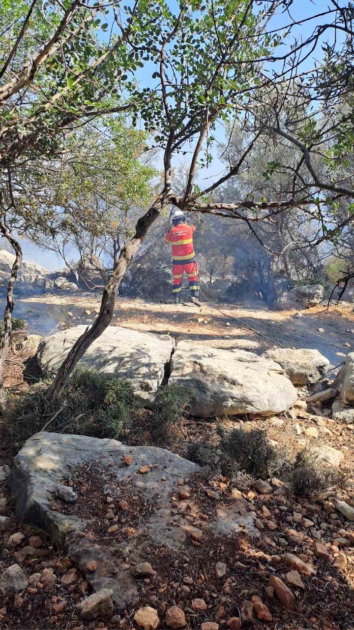 Διαχειρίσιμη η πυρκαγιά στην Ανώγυρα, στο σημείο όλη νύχτα δυνάμεις πυρόσβεσης