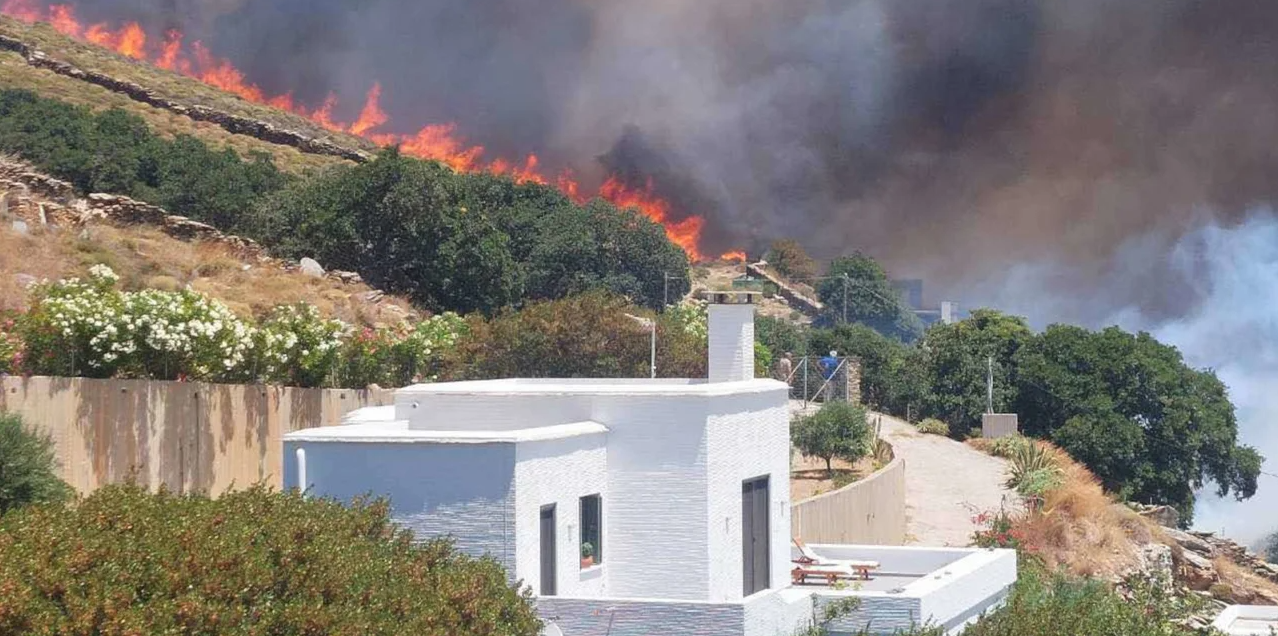 «Απομακρυνθείτε προς Χώρα»: Μεγάλη φωτιά στην Άνδρο, πνέουν ισχυροί άνεμοι