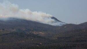 Πυρκαγιά στην Πάρνηθα: Ξεπερνούν τα 100 χιλιόμετρα την ώρα οι ριπές των ανέμων