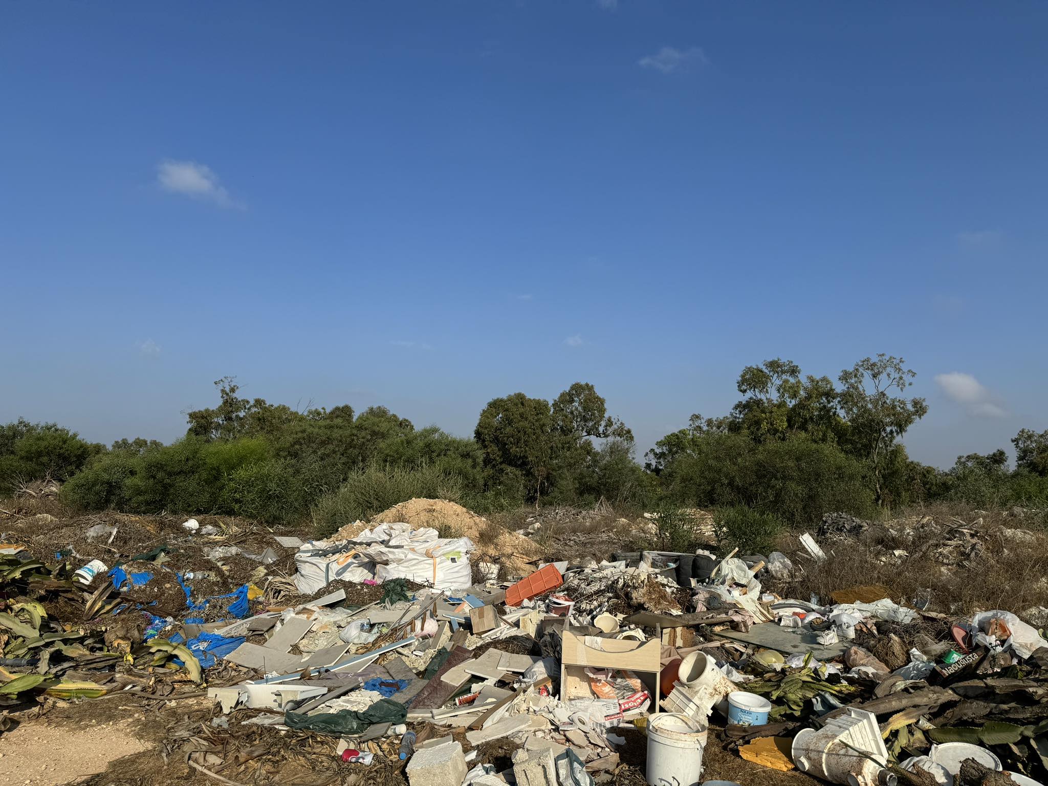 ΒΙΝΤΕΟ: Μετέτρεψαν περιοχή Natura σε…σκυβαλλότοπο, σωροί σκουπιδιών και μπάζων