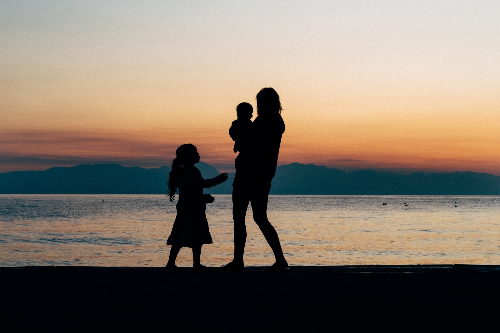 Μέσω των διαδικασιών των Υπηρεσιών Κοινωνικής Ευημερίας η υιοθεσία παιδιού