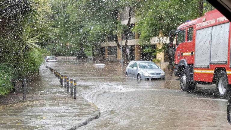 Έρχονται βροχές και καταιγίδες, μέχρι και χαλάζι στο αυριανό καιρικό «μενού»