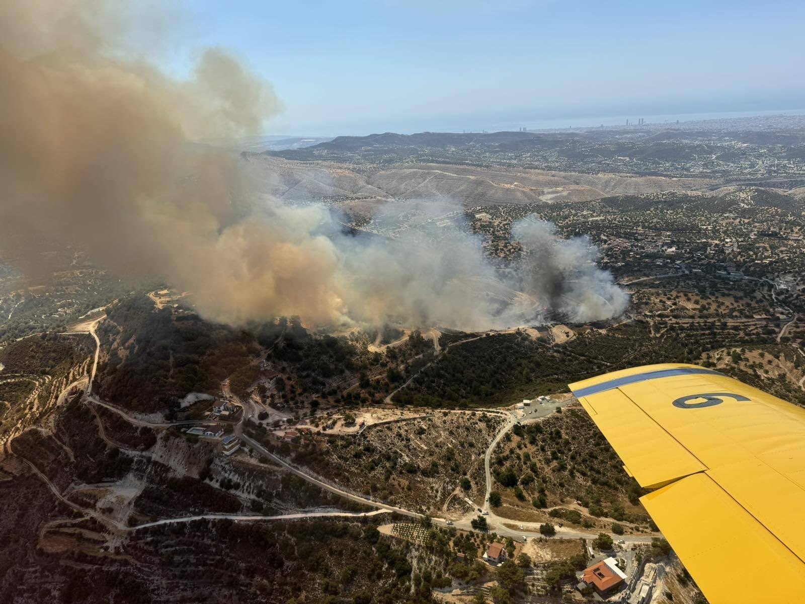 Επιχειρούν 5 πτητικά για την πυρκαγιά στην Απαισιά,ενισχύονται οι δυνάμεις (VID)