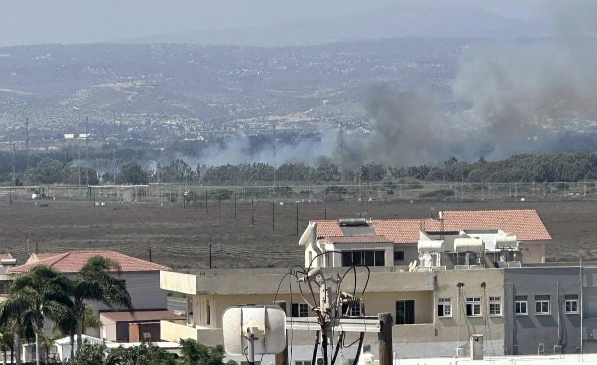 Υπό έλεγχο αλλά με το φόβο αναζωπυρώσεων η πυρκαγιά στο Ακρωτήρι