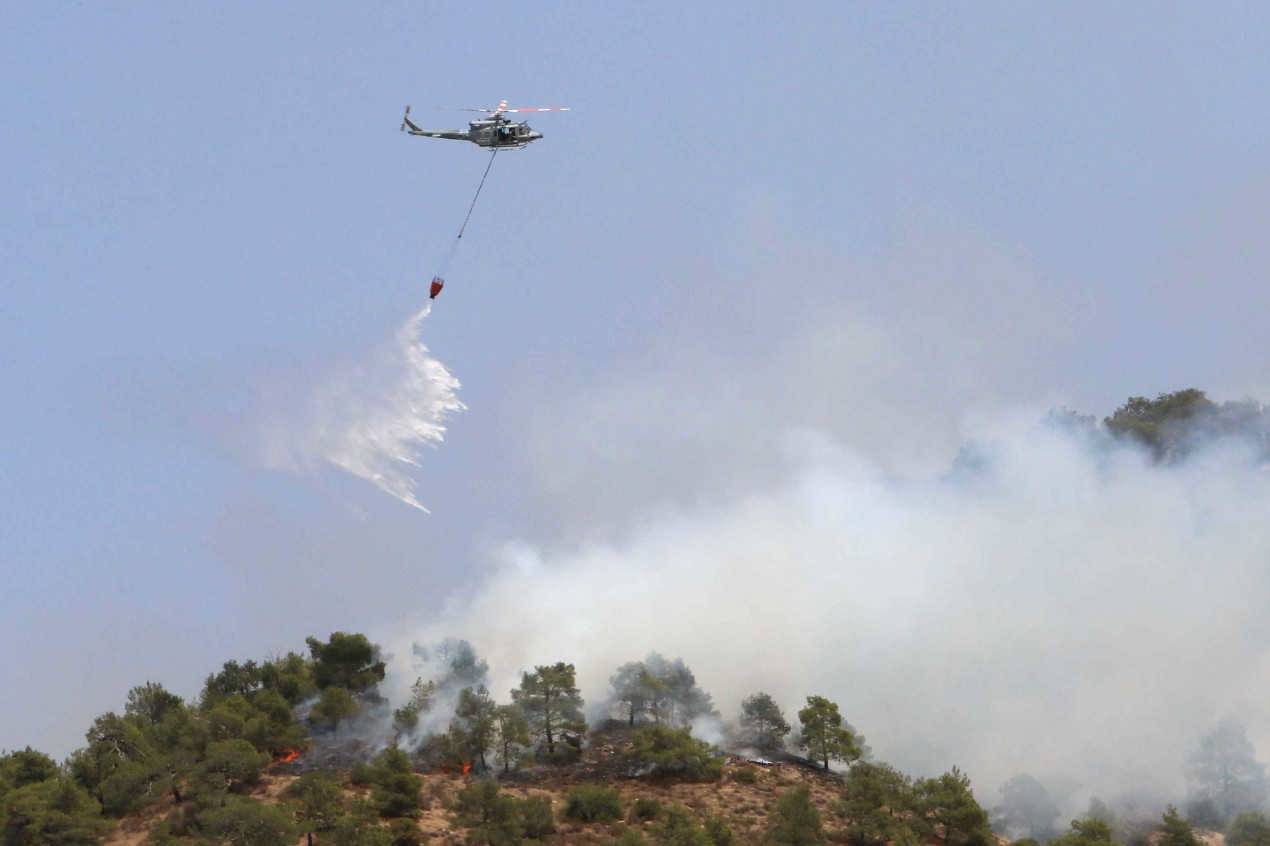 Υπό έλεγχο η φωτιά στο Φικάρδου, συνεχίζονται οι προσπάθειες για πλήρη κατάσβεση