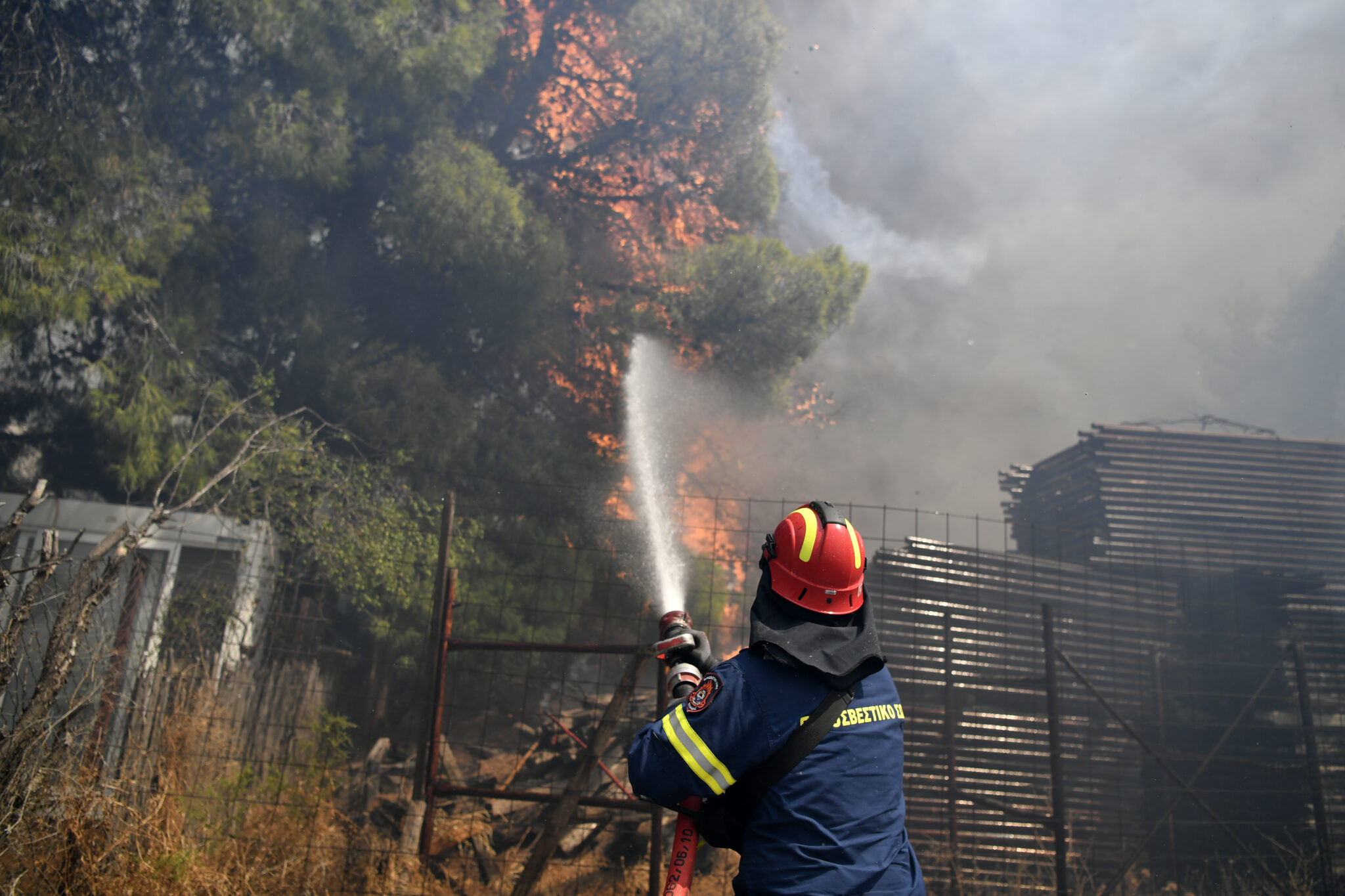 Σε πύρινο κλοιό η Αττική, διαρκής μάχη σε Βριλήσσια και Πεντέλη