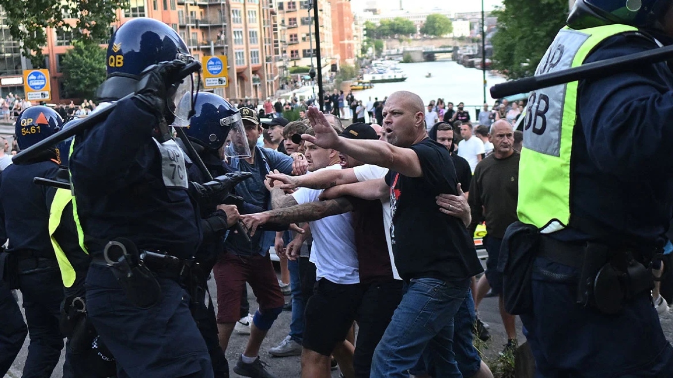 Πάνω από 1.000 συλλήψεις για τις ταραχές στη Βρετανία, στο «σκαμνί» και 13χρονη