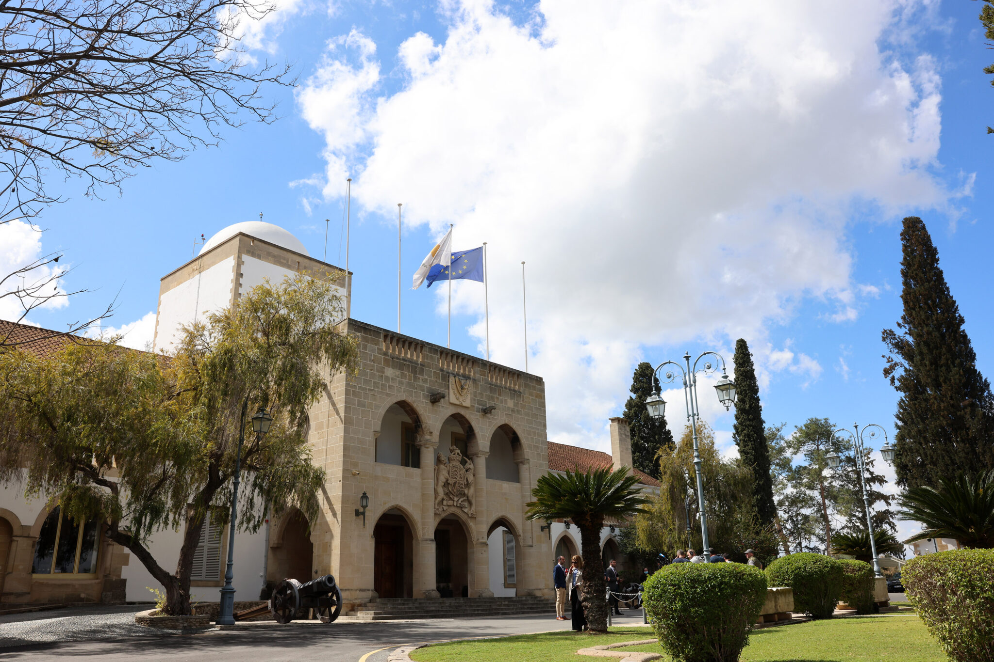 Στη δημοσιότητα η λίστα με τους 31 συνεργάτες του Προέδρου και Υπουργών