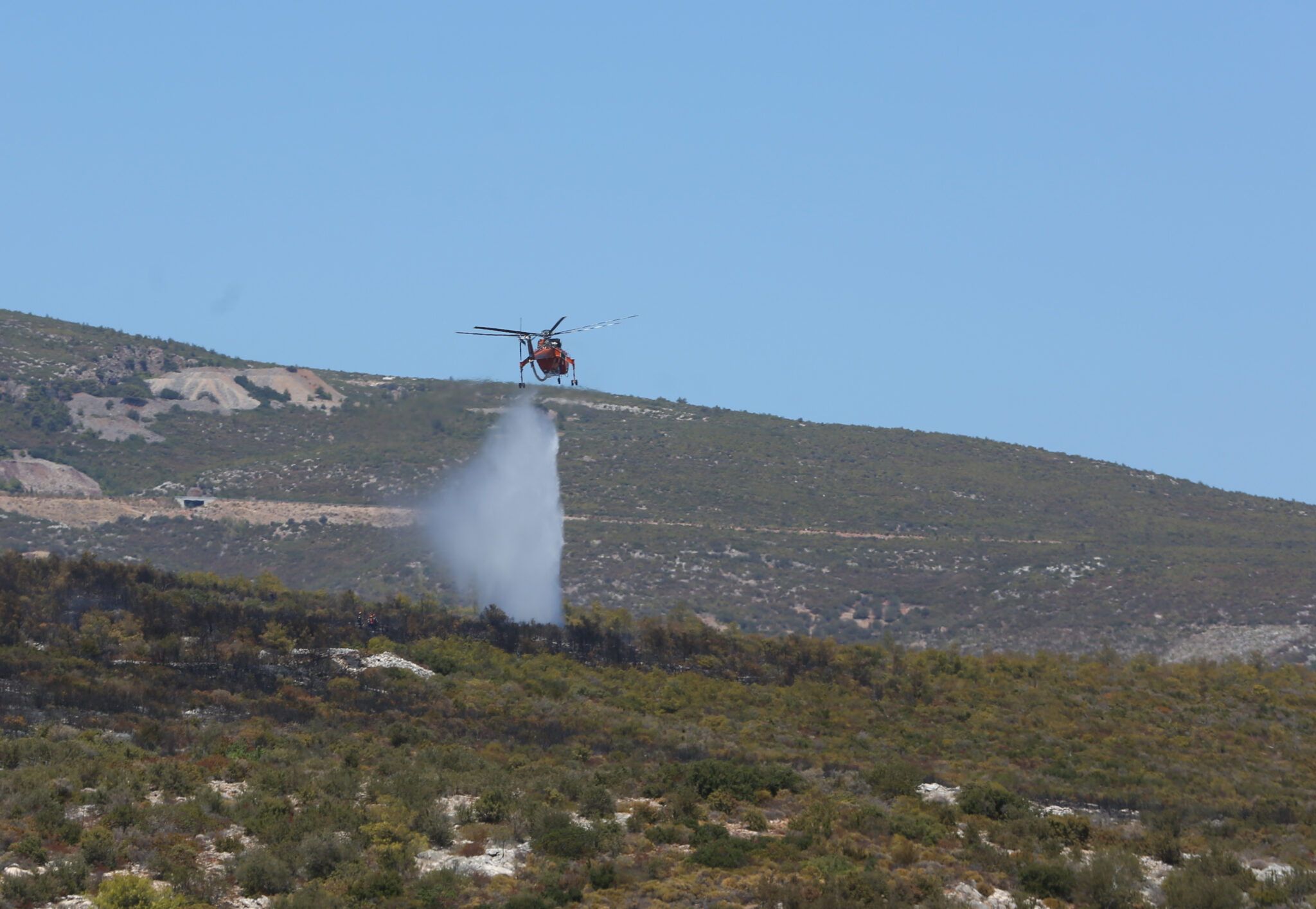 Μέχρι και 36 εναέρια μέσα έδιναν ταυτόχρονα μάχη με τις φλόγες στην Αττική