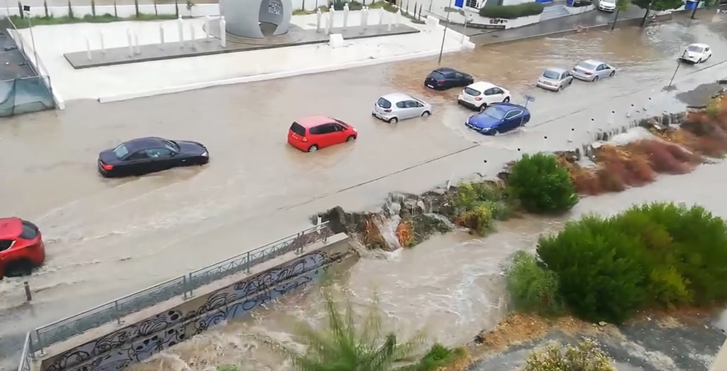 ΒΙΝΤΕΟ: Παγιδεύτηκαν οδηγοί σε δρόμους ποτάμια, πνίγηκαν υποστατικά στις λάσπες