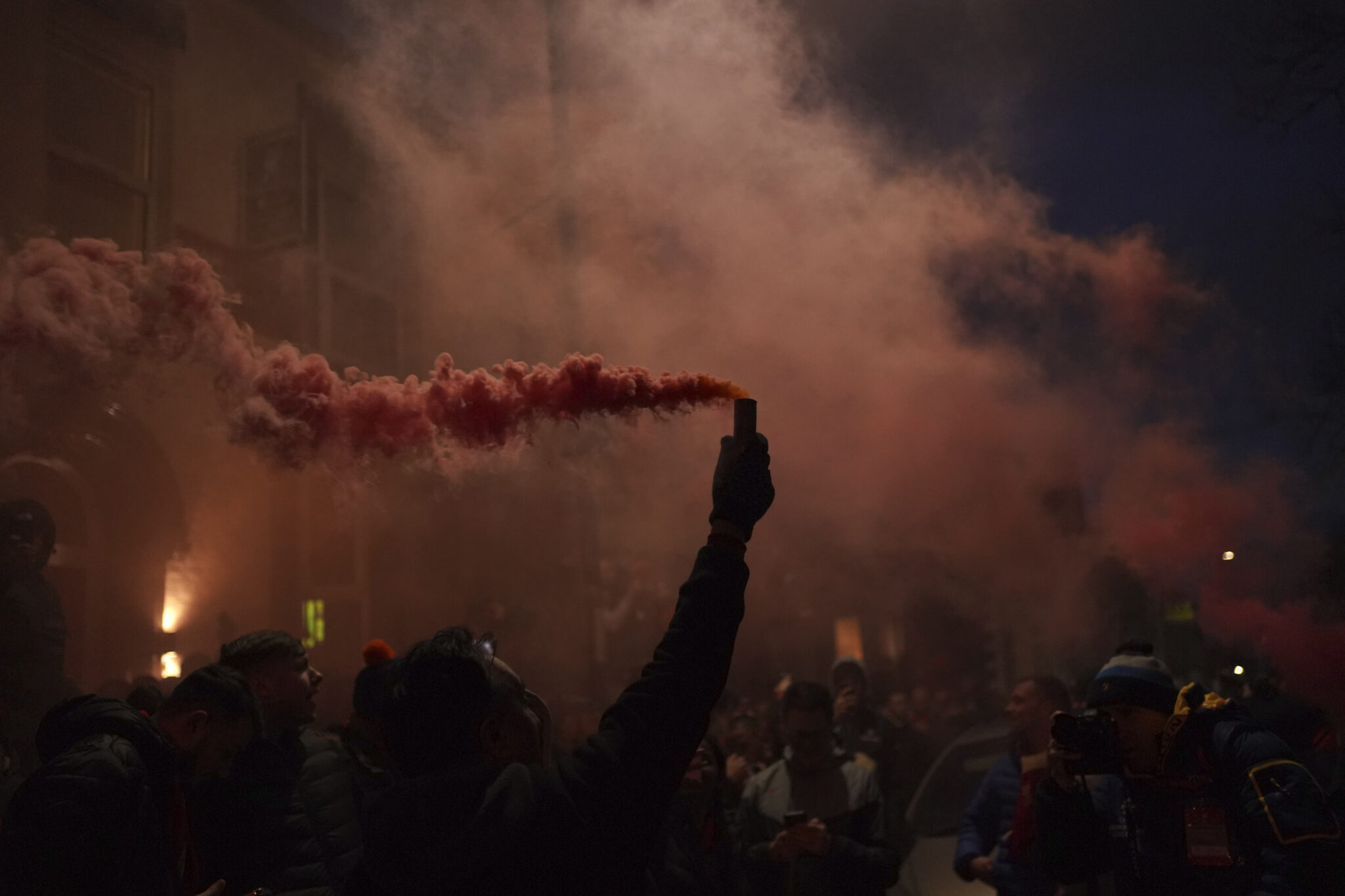 Μπήκε στο γήπεδο και μοίραζε καπνογόνα σε οπαδούς, χειροπέδες σε 21χρονο