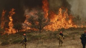 Συνεχίζεται η μάχη με τις φλόγες στο Ξυλόκαστρο