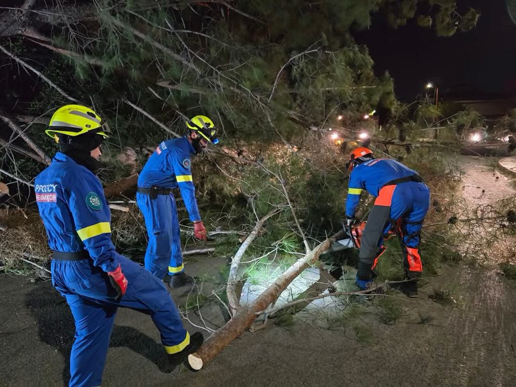 «Θέρισαν» την πρωτεύουσα οι ισχυροί άνεμοι, χωρίς ρεύμα παραμένουν διάφορες περιοχές