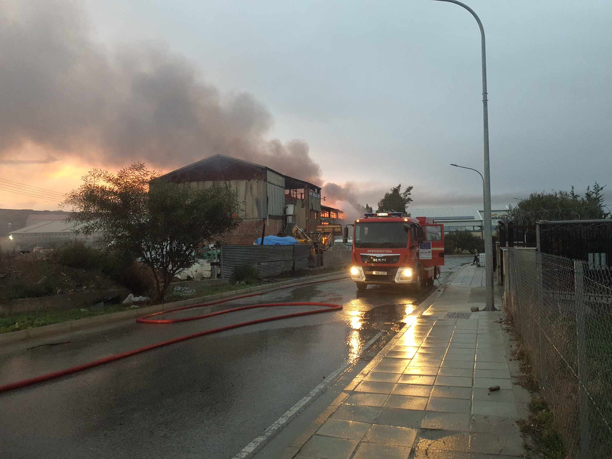 Ελεγχόμενη η φωτιά στο εργοστάσιο στο Γέρι, θα διερευνηθούν τα αίτια (ΒΙΝΤΕΟ&ΦΩΤΟ)