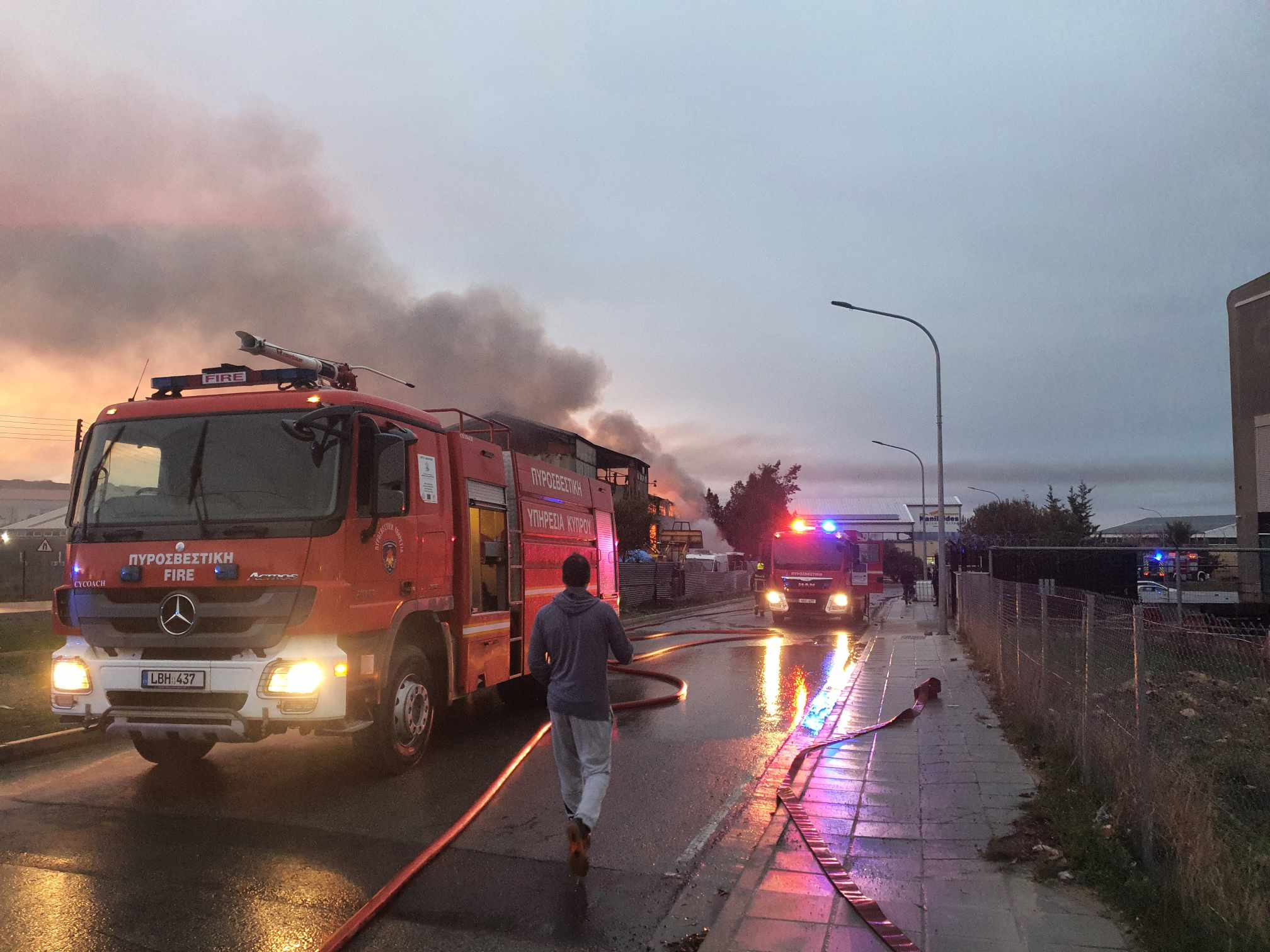 Συστάσεις προς κατοίκους Γερίου μετά τη μεγάλη φωτιά στο εργοστάσιο