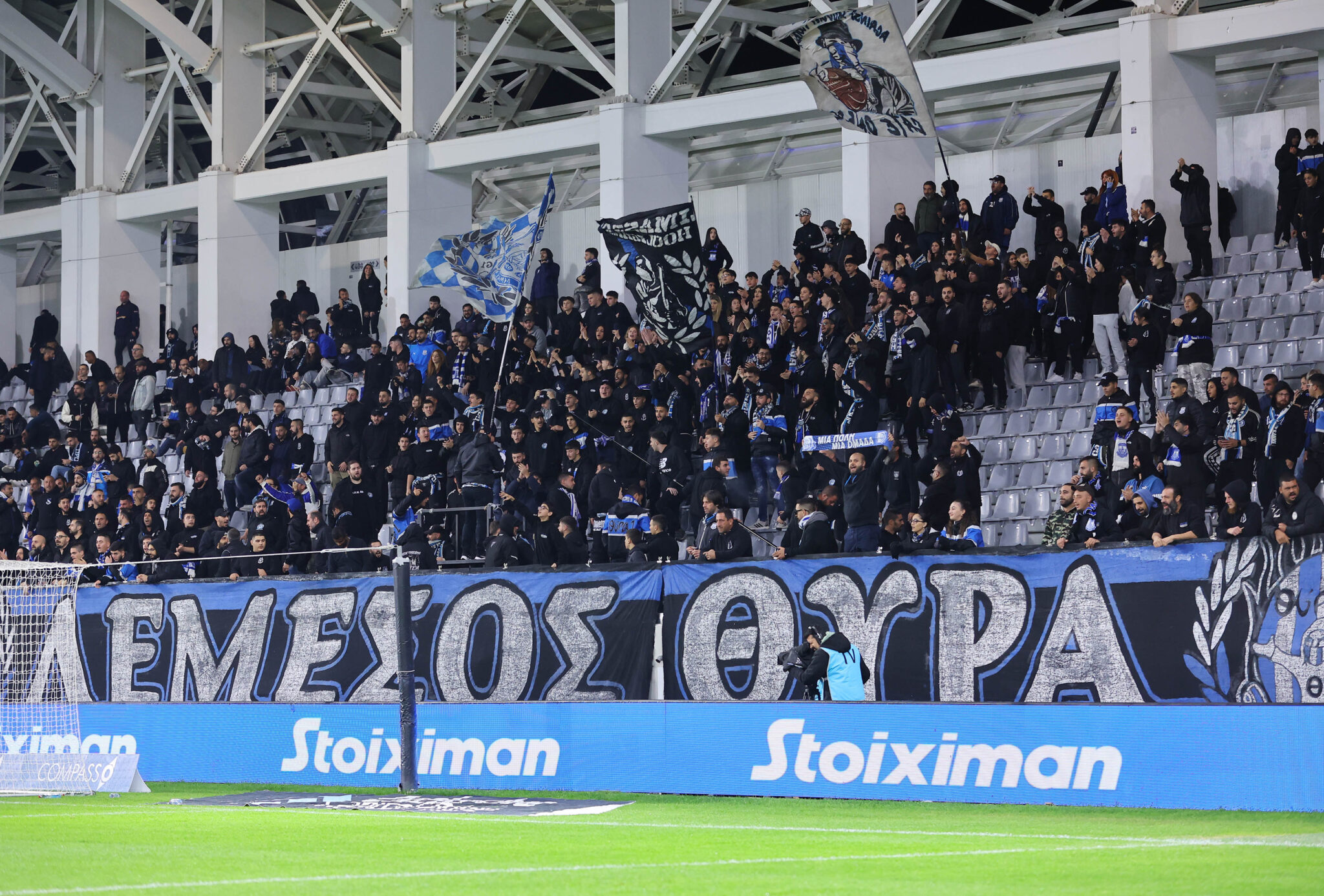 Παρά την πρόκριση, αποδοκιμασίες και ένταση από τους Απολλωνίστες – Χρήση δακρυγόνων από την Αστυνομία