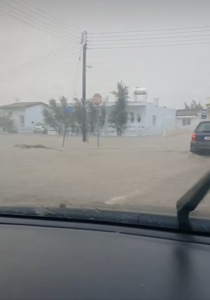 Δυνατές βροχές στην Αμμόχωστο, πλημμύρισαν δρόμοι (ΒΙΝΤΕΟ)