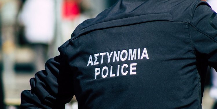 Ηλικιωμένη έχασε τις αισθήσεις της και χτύπησε στο κεφάλι, την έσωσε αστυνομικός εκτός καθήκοντος