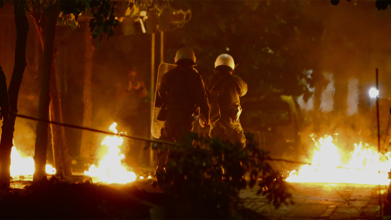 Επεισόδια στα Εξάρχεια: Μολότοφ, κρότου λάμψης και φωτιές σε κάδους