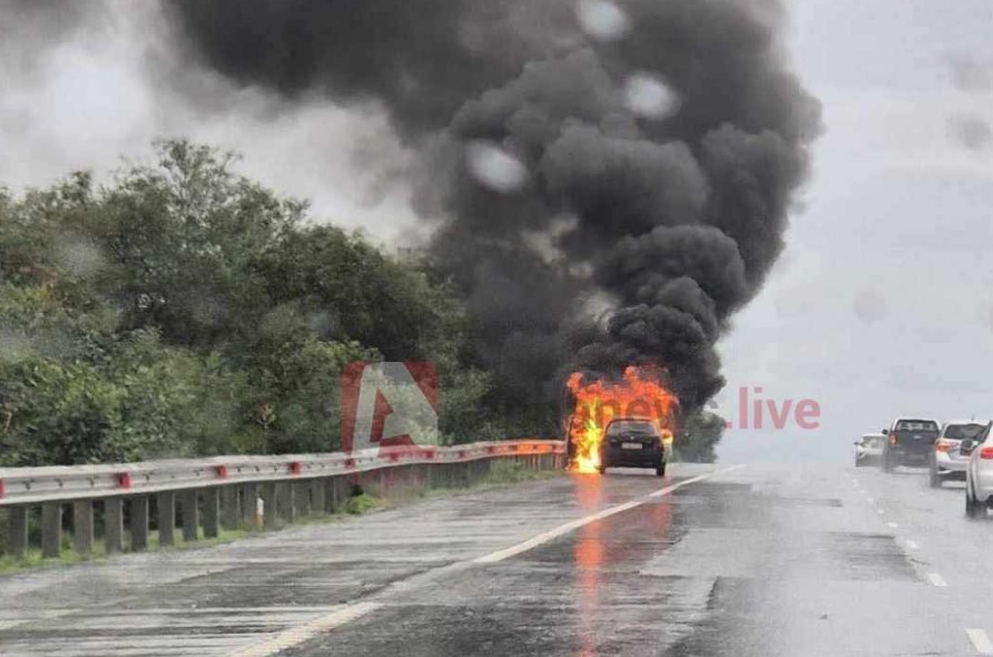 ΦΩΤΟ: Στις φλόγες όχημα στον αυτοκινητόδρομο Λεμεσού