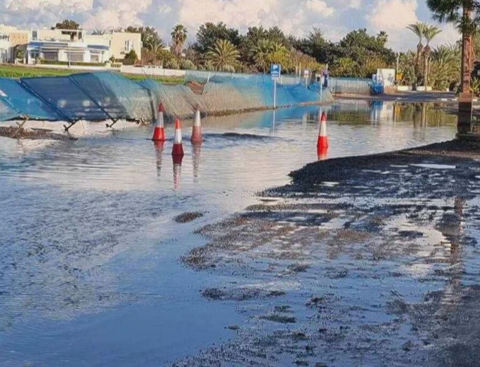 Γέμισε λύματα η παραλιακή Γεροσκήπου, νομικά μέτρα κατά ΕΟΑ από τον Δήμο