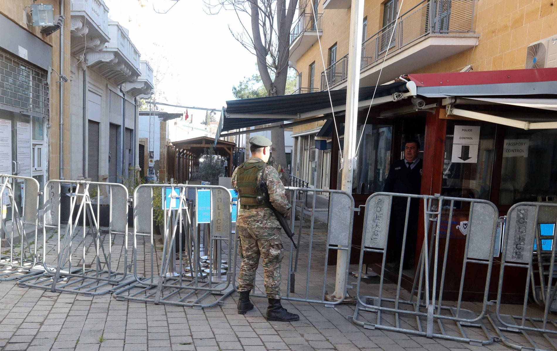 Κλείσιμο των οδοφραγμάτων Λήδρας και Δερύνειας ζητά η ΕΔΕΚ