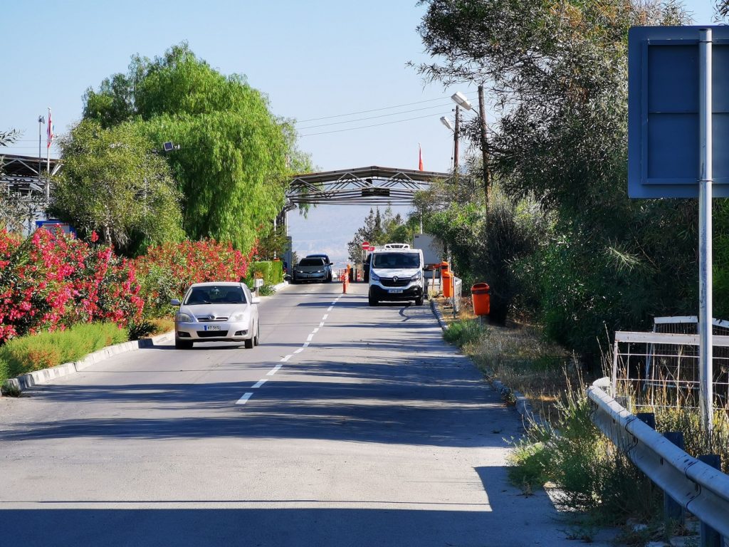 ΦΩΤΟ: Ξήλωσε τα καθίσματα και φόρτωσε από κάτω καπνικά από τα κατεχόμενα