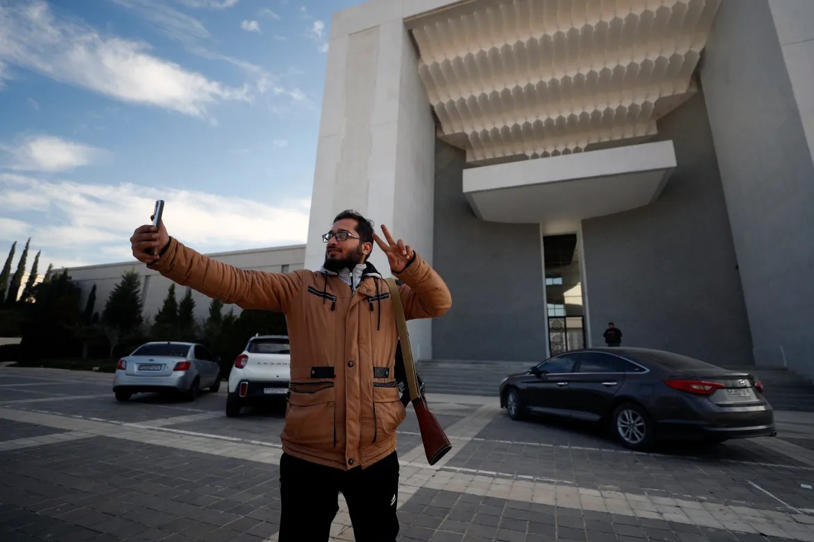 Συρία: Αντάρτες και πολίτες λεηλατούν το προεδρικό παλάτι του Άσαντ στη Δαμασκό (BINTEO)