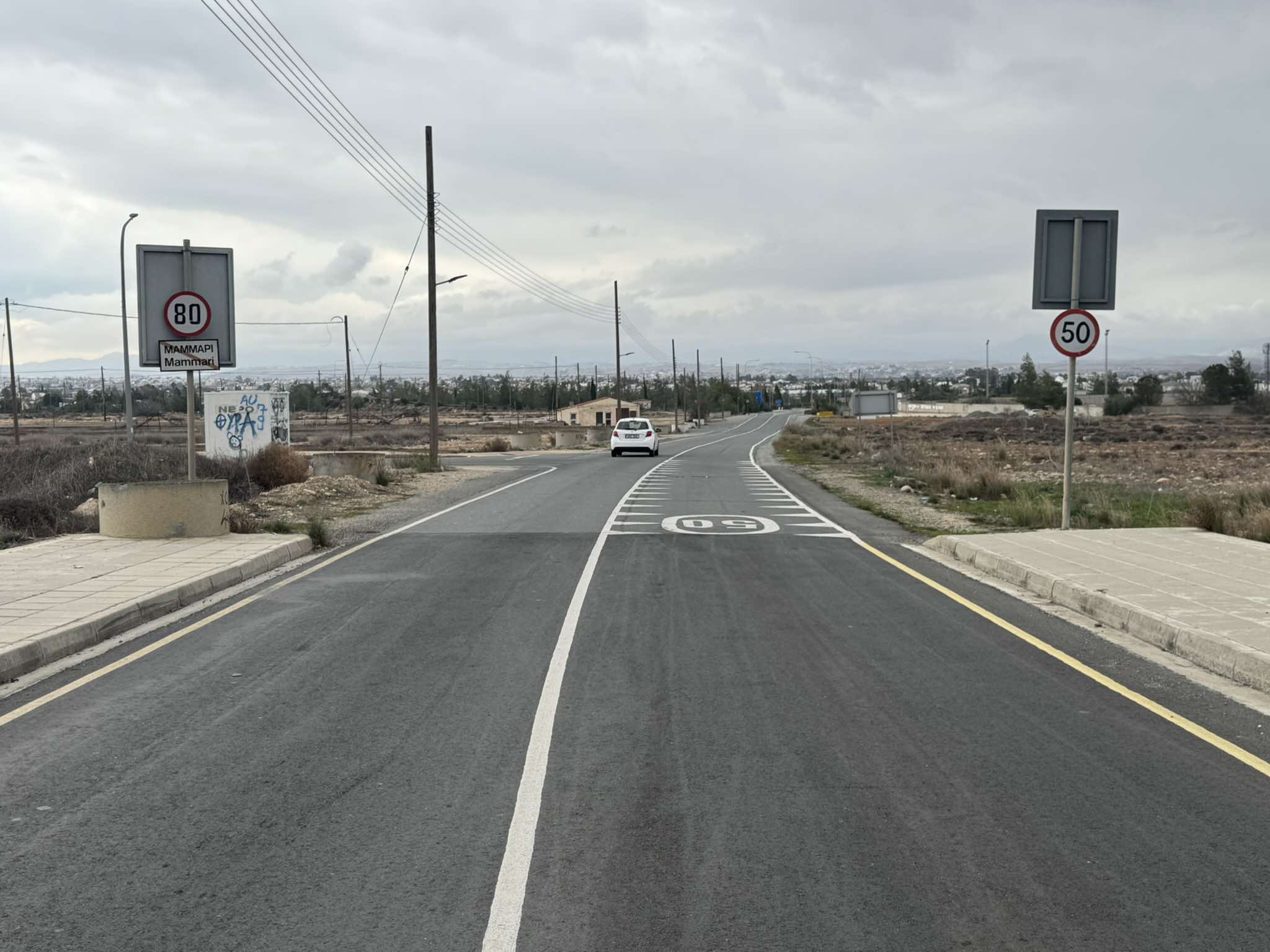 Απίστευτο κι όμως… κυπριακό! Η μια πινακίδα δείχνει 80km κι η άλλη 50km