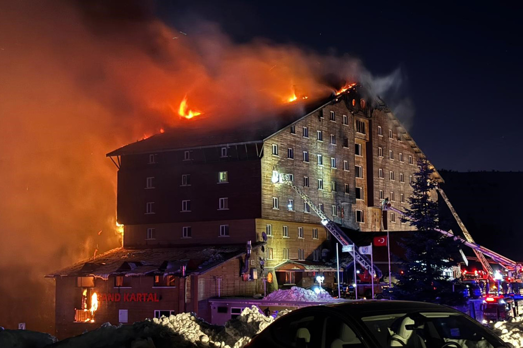 Φονική πυρκαγιά σε ξενοδοχείο χιονοδρομικού στη Τουρκία