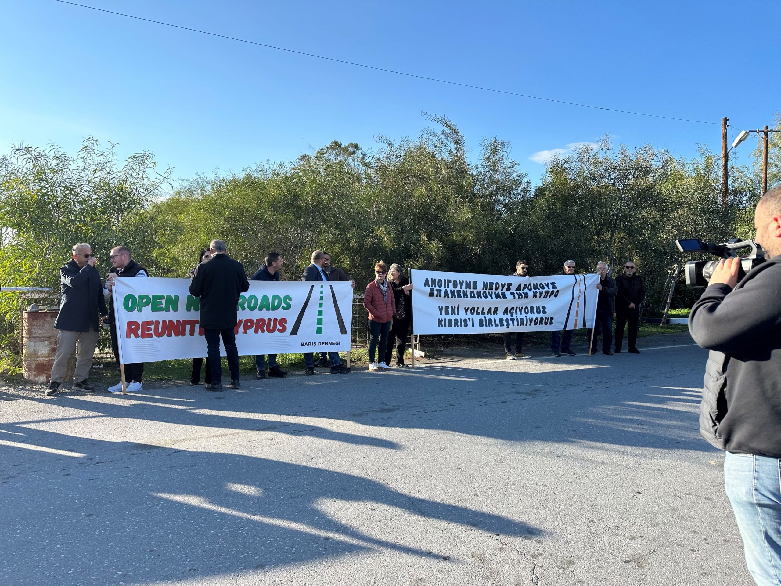 «Ανοίγουμε νέους δρόμους, επανενώνουμε την Κύπρο», φώναξαν Ε/κ και Τ/κ στο οδόφραγμα Αγ. Δομετίου